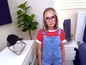 Le beau-père pisse sur sa belle-fille en train de sucer son