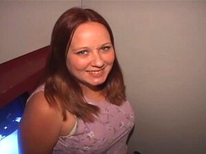 Deb se fait enduire les seins de sperme dans un gloryhole de Tampa!