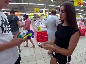 Ange sexy russe mignonne embrasse une blague sur des inconnus