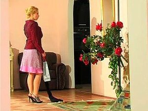 Une MILF aux gros seins n'a pas enlevé ses collants en baisant un