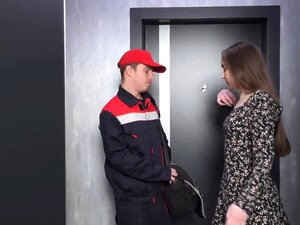 Jeune baisée par son plombier