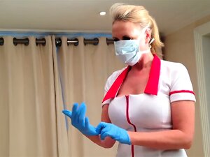 Plongez dans l'univers intime d'une infirmière coquine alors qu'elle