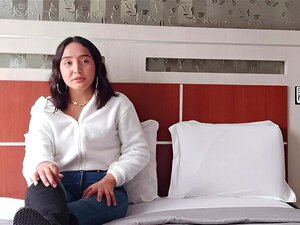 Une belle étudiante aux gros seins a SON PREMIER CASTING PORNO en