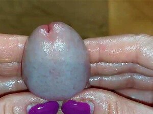 Deux mains gland se bordant par derrière. Wow il a un sexe sensible !