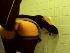 Anal dans les toilettes. Anal dans les toilettes