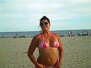 Crystal montre son cul et sa chatte sur une plage publique non nue !