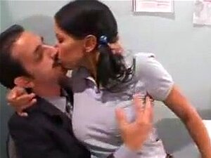 STP7 Écolière en chaleur séduit et baise son professeur !