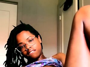 Bia Bates montre et taquine sa chatte et ses seins nus