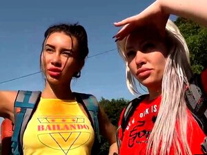 Un auto-stoppeur russe baisé par une belle-famille perverse