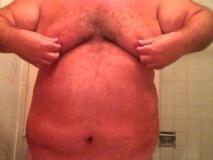 Je secoue mes gros seins et mon ventre... Tirant sur mes tétons