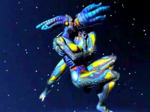 Des extraterrestres de l'espace flottant l'ont dans l'espace. Des