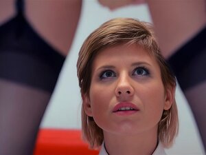 La prof perverse déchire le tuyau de son élève et la baise