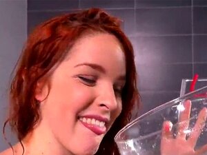 Une fille ravissante pisse et se doigte un chat lisse. Une babe