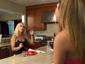 Une mignonne fraîche se fait séduire par une blonde cougar en