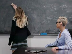 Cette MILF lesbienne chaude est trop chaude pour un professeur