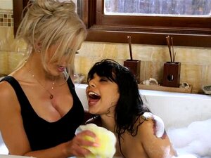 Feral Foster La mignonne Gina Valentina prise par un marié. La