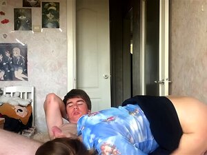 Elle adore sucer des couilles et du cul