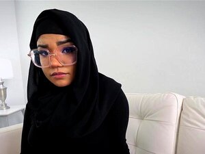 La mignonne arabe Summer Col se fait harceler à cause de son gros cul