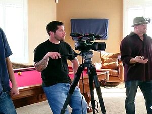 L'actrice brune à gros seins Amber Cox enlève son script sur le