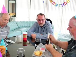 Une assistante de café a donné un lap dance à Roger pour son