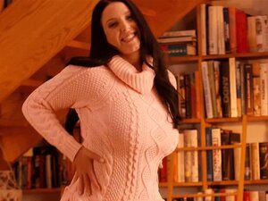 La pornstar MILF ronde montre ses seins naturels épiques