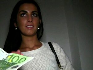 Beauté brune prend une bouche pleine en public. Beauté brune