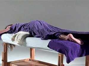 Joy reçoit une masturbation chaude dans un film de massage pour