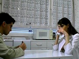 Une MILF aux cheveux noirs se fait baiser la chatte dans la chambre