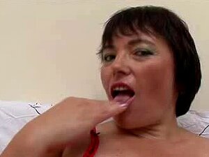 Doigtage de bite de babe mature