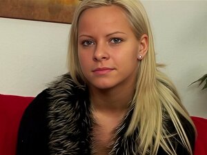 Nana Blonde Sunny Baisée Sur Le Canapé Par Deux Grosses Bites - HOT