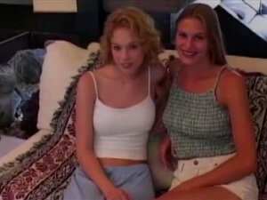 Deux blondes baisent dans un porno vintage