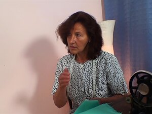 Vieille couturière délicate chevauchant une bite fraîche
