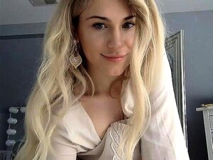 Lina enceinte se déshabille nue et se masturbe !
