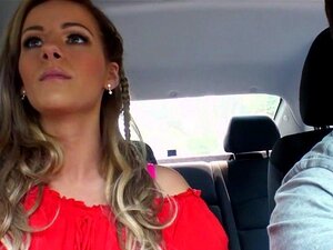 Une mignonne en galère baise une énorme bite dans la forêt. La