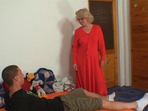 Femme surprise en train de lubriquer maman chevauchant sa queue
