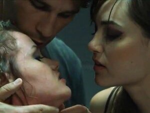 L'hôtesse de l'air Sasha Grey et l'officier de police Raven Alexis