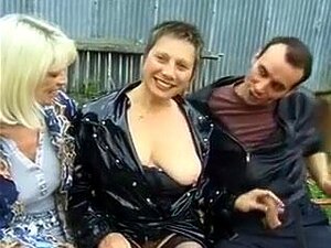 Une femme au foyer s'assoit avec son beau-fils pour un moment