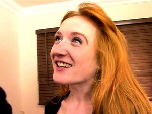 La milf rousse sexy et mince profite de sa première grosse bite noire
