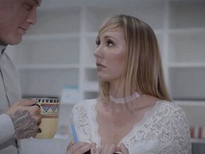 Brett est une secrétaire harrassée par son patron