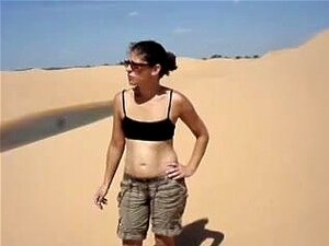 En montrant mes seins dans le désert, parfois je deviens vraiment