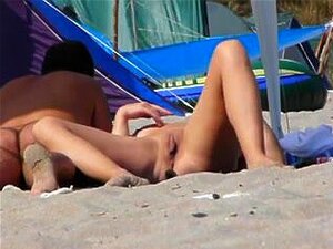Naked Beach - Largement élargie,