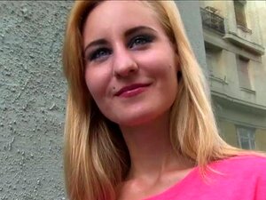 Agent Public Une blonde chaude baise un inconnu en public