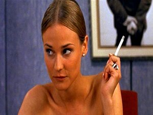Découvrez le charme séduisant de Diane dans cette vidéo captivante.