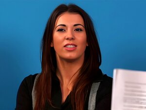 Maîtresse rit d'un branleur. Maîtresse habillée rit d'un branleur