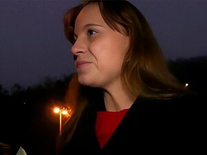 Une nana amateur européenne se fait baiser en public la nuit. Une