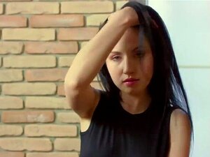 Une mignonne torride satisfait une chatte mince jusqu'à ce qu'elle