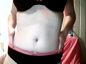 Une nana super chaude et bien foutue se déshabille sur une caméra