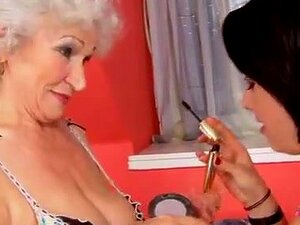 Amour sans âge, la sexy et fraîche Tess rend visite à la mature