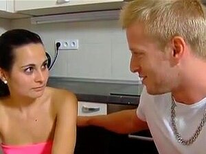 Lora et son mec sont dans la cuisine en train de discuter et il parle