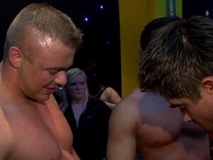 Les mecs fuient la chatte de n'importe qui. Les mecs en club fuient la